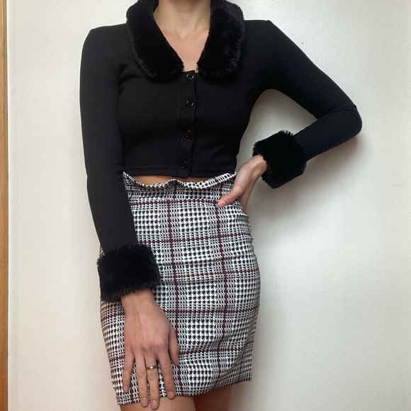 SOLD -Faux-Fur Collar Ribbed Crop Top - Picture 2 of 8